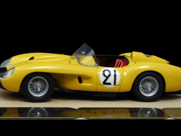 Ferrari 250 TR (1958) 1/43 #21 ecurie Franco Ferrari 250 TR (1958) 1/43 #21 ecurie Franco
